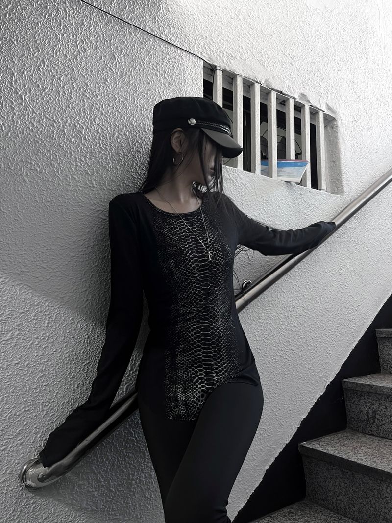 URBAN UNIQUE(アーバンユニーク)の「vintage snake T (2color)(Tops)」