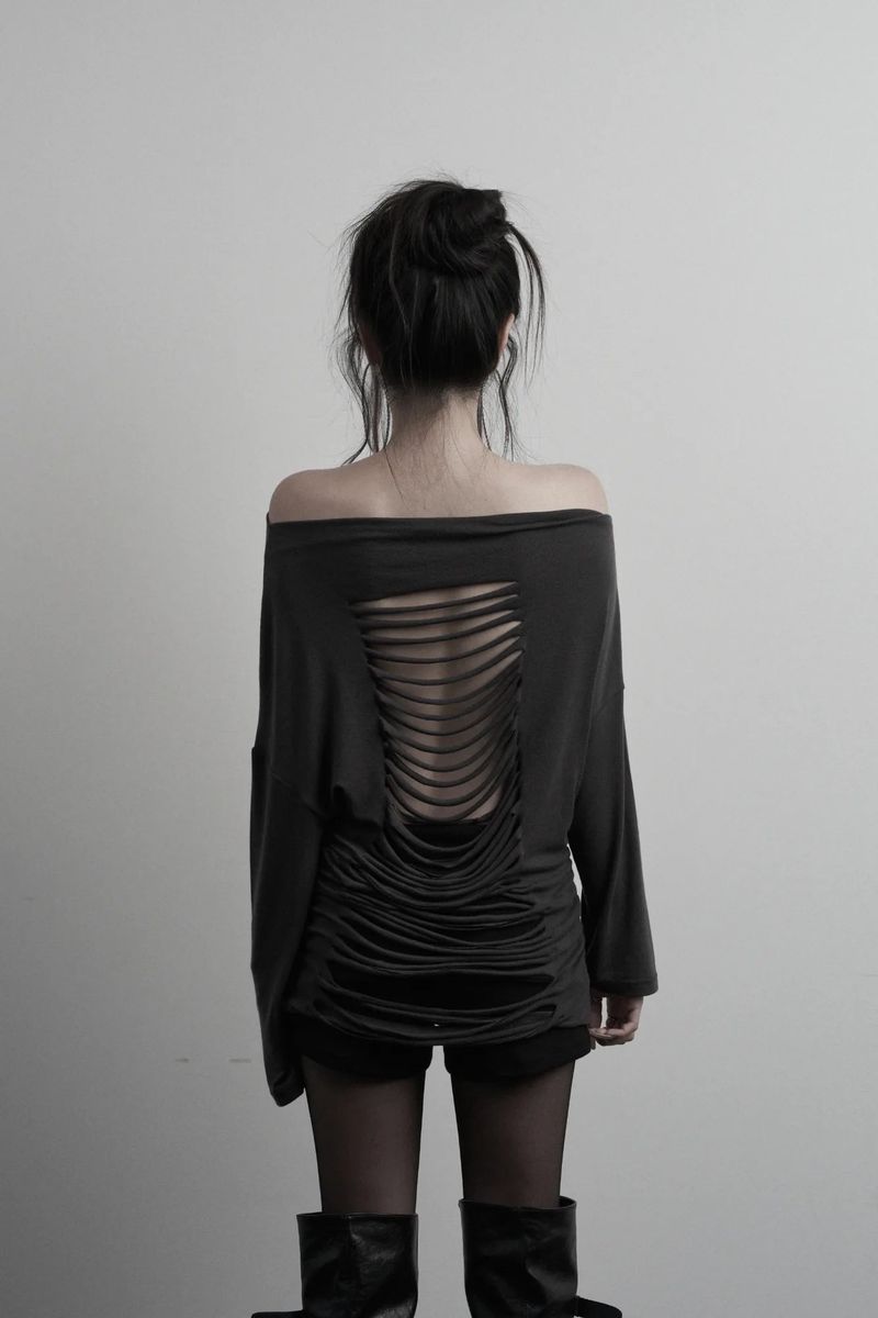 [label] back damage off-shoulder top (charcoal)