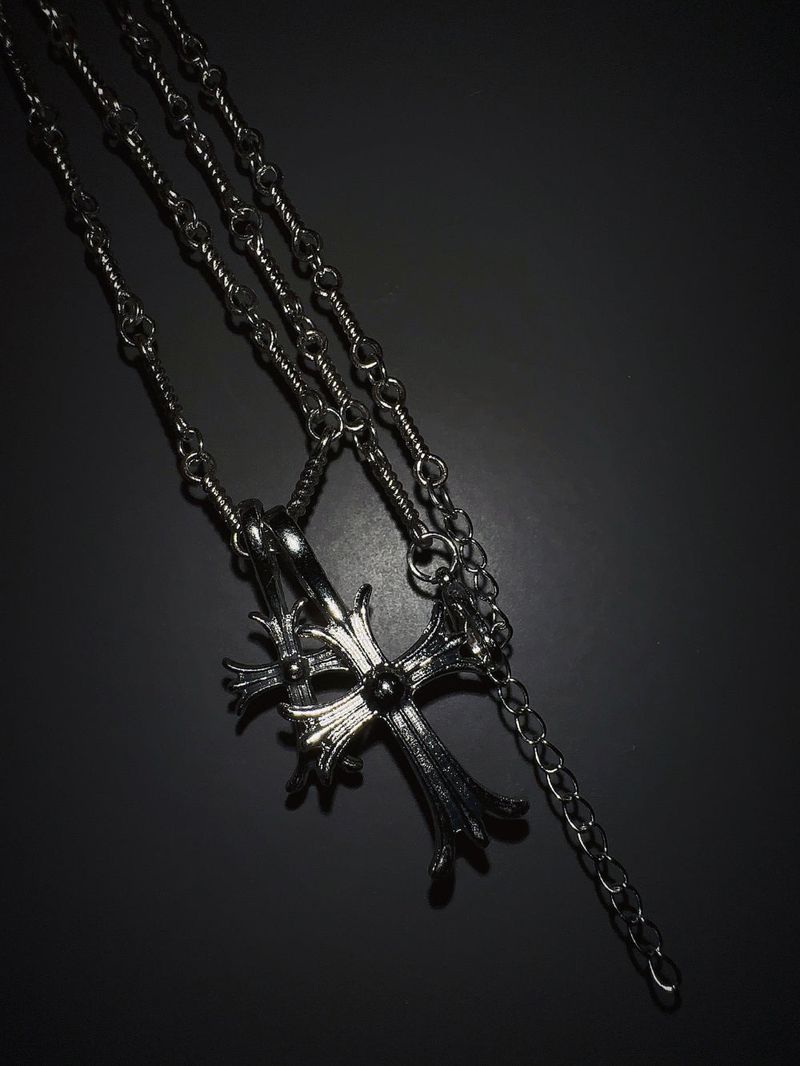 Silver crom neckless