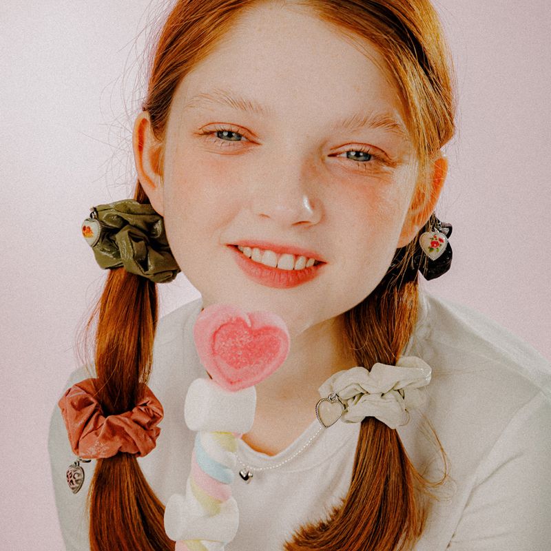 GLOSSY HEART CHARM SCRUNCHIE (IVORY)