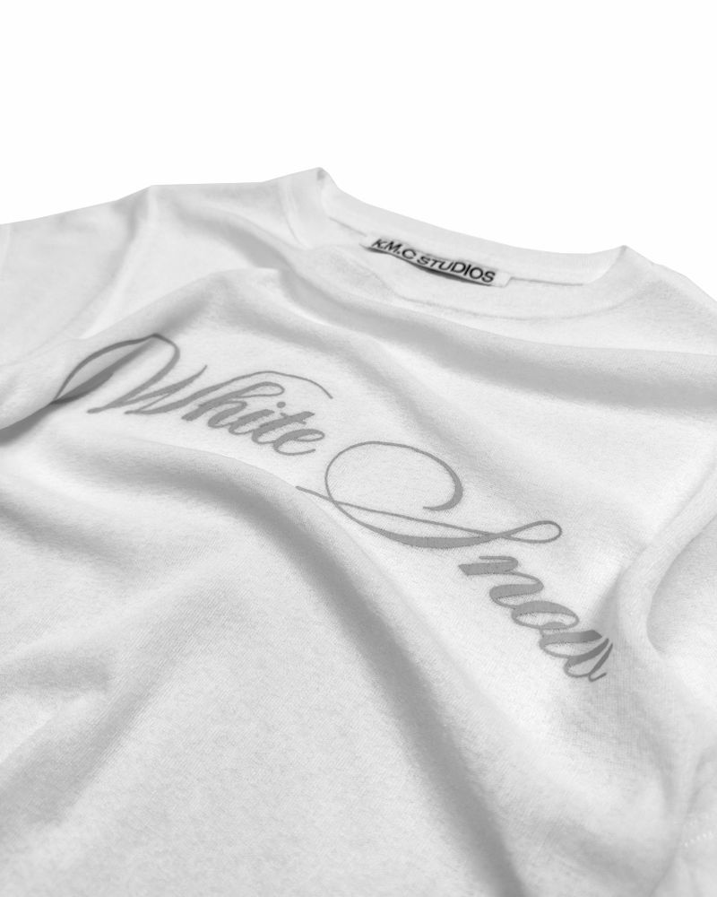 KMC | WMN WHITE SNOW Baby Tee