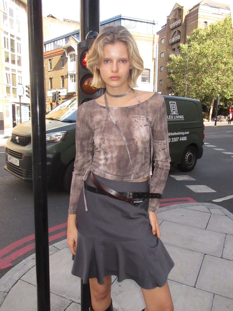 DIMANCHE（ディマンシュ）の「DENIM PRINT SHIRRING T-SHIRT (BROWN)（Tops）」