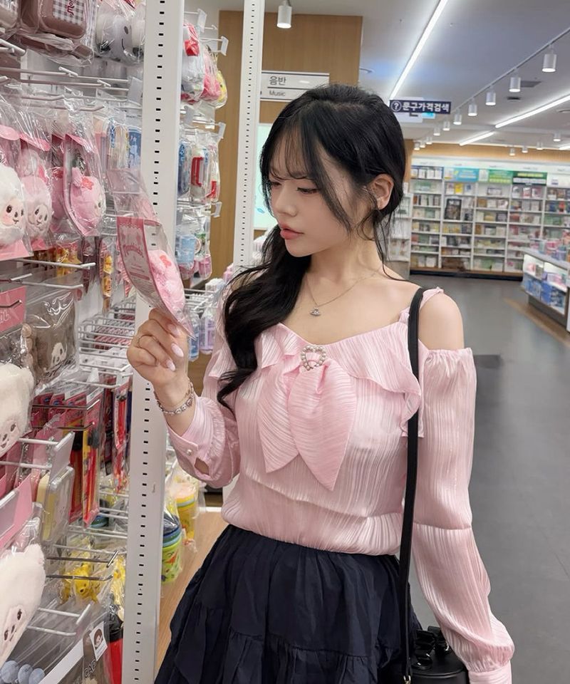 heart ring satin blouse