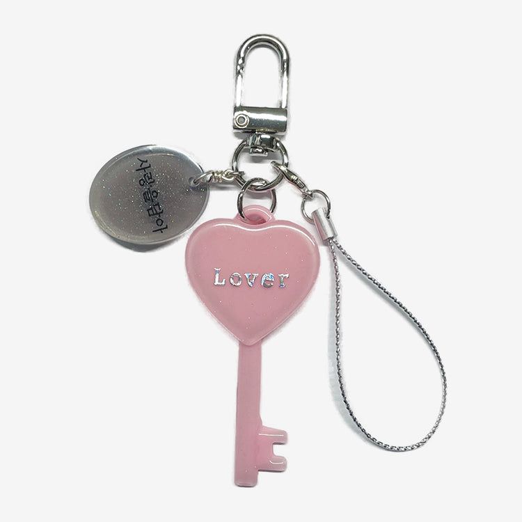 HYONNY.JSG（ヒョニネジャンシング）の「キーオブユアハートラバーピンク" ウィズマイラブ" レタリングペンダント （アクセサリー）」