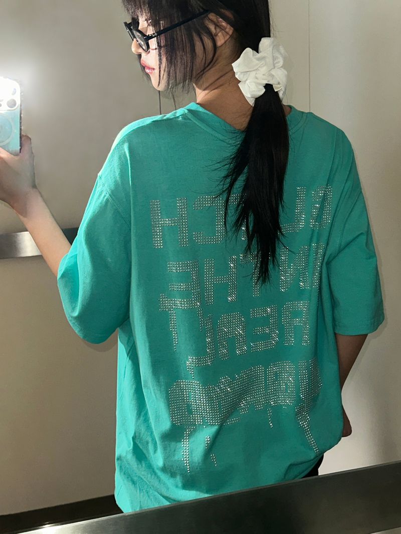 バックピース ホットフィックス スタッズ ビビッド オーバーサイズTシャツ - 3カラー