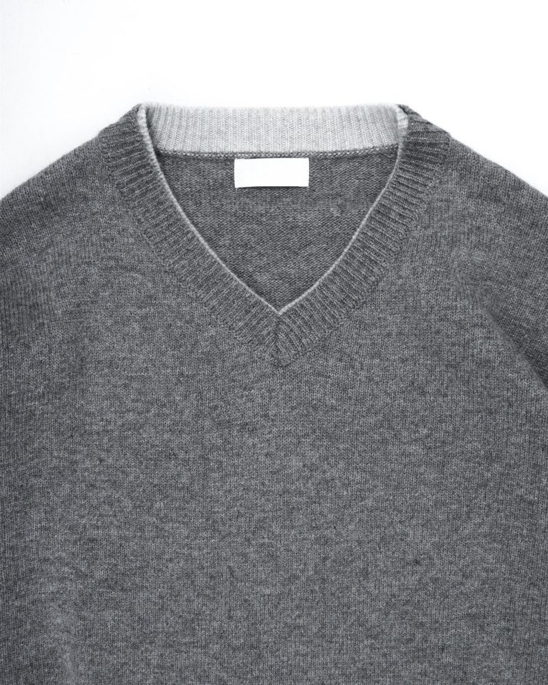  LAYERED V-NECK KNIT