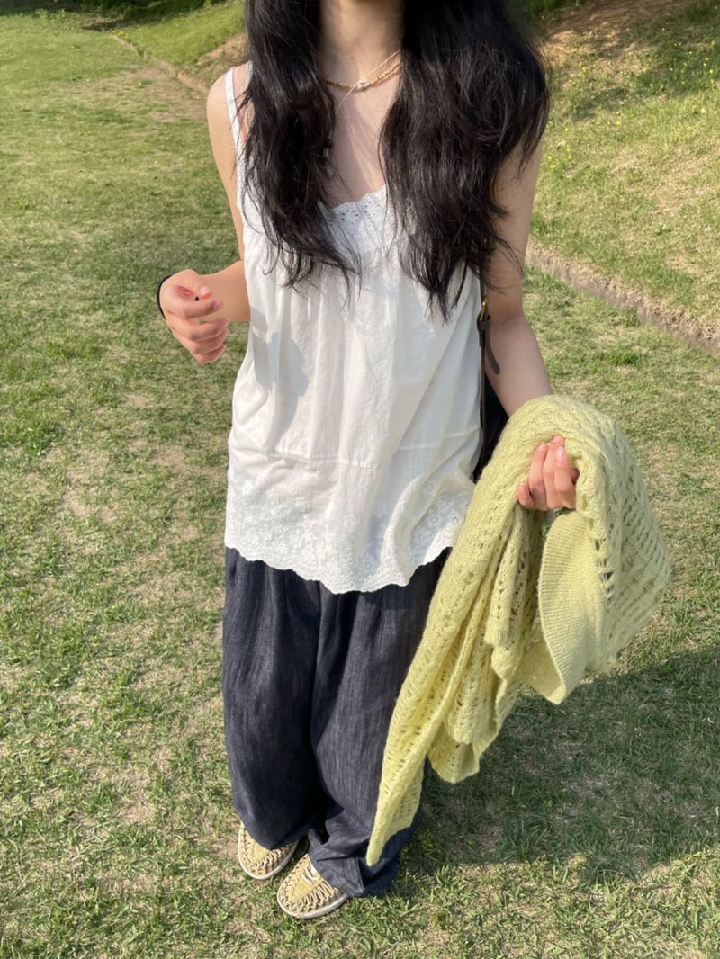 V-neck frill sleeveless