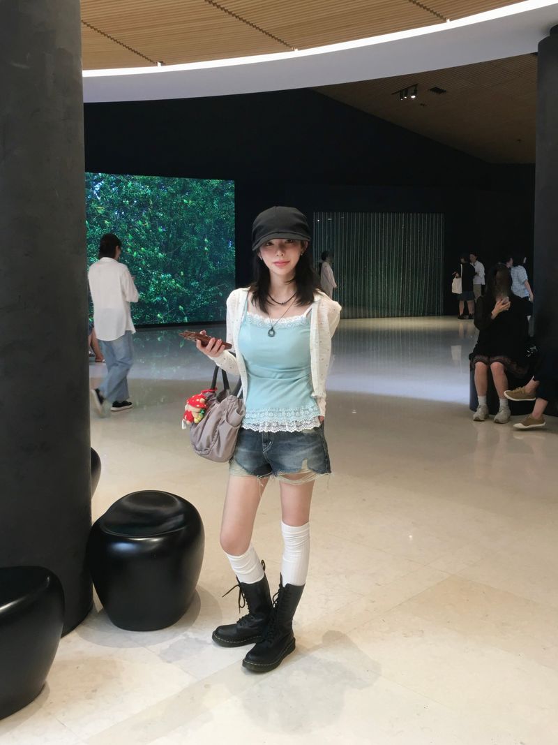 Distressed Washed Denim Hot Pants (3c)