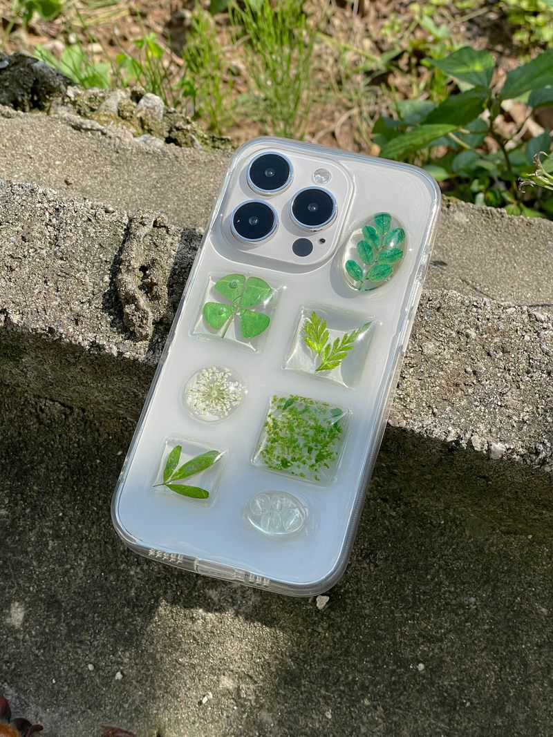  [made] Plant Book Clover Leaf Phone Case