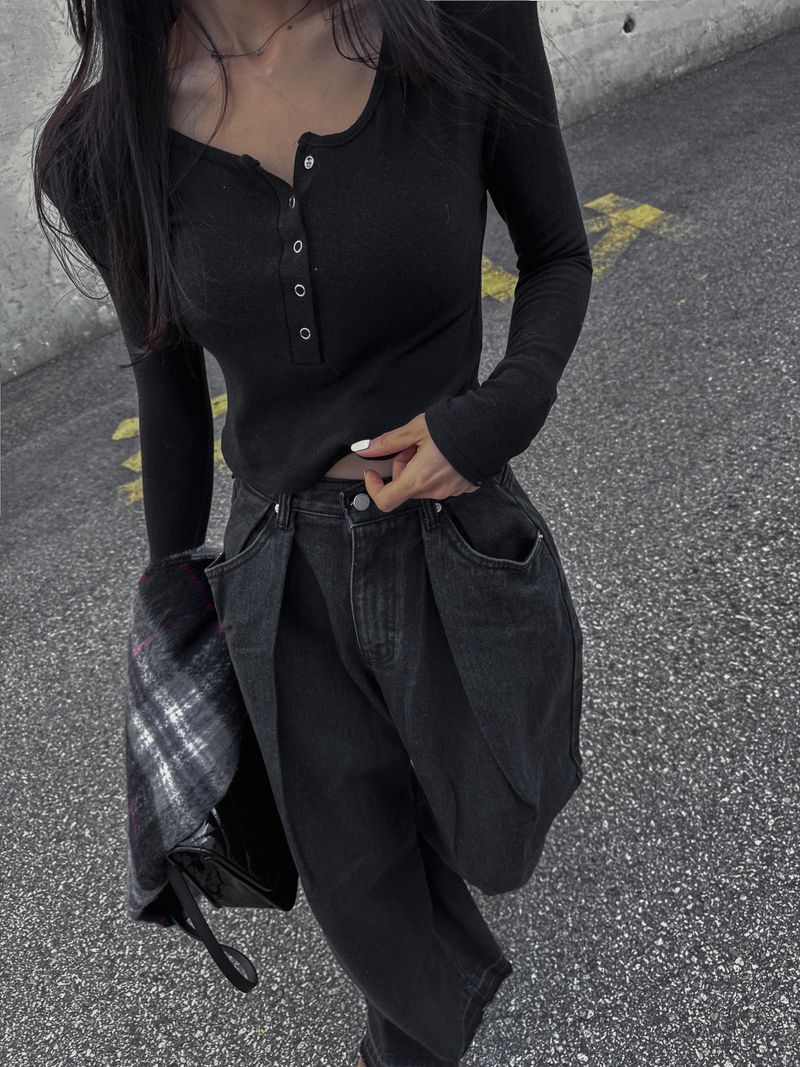 long-sleeved shirt with a U-neck