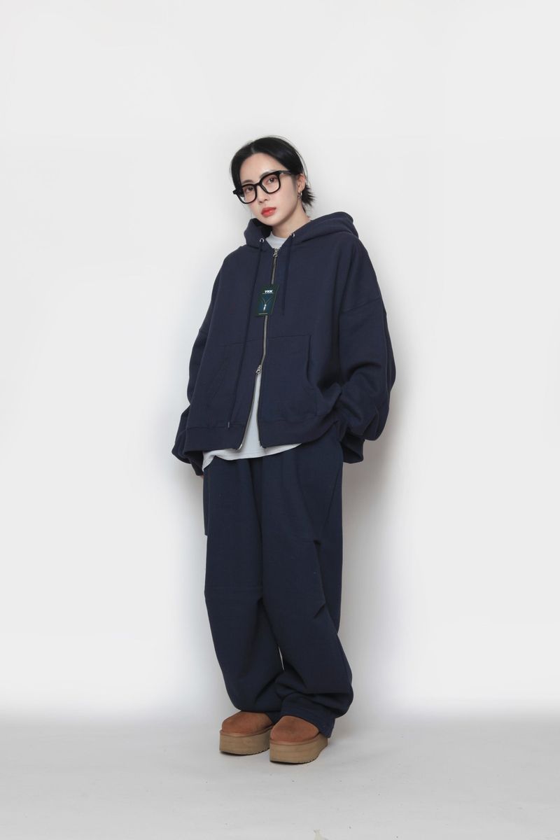 Napping hand warmer hooded zip-up