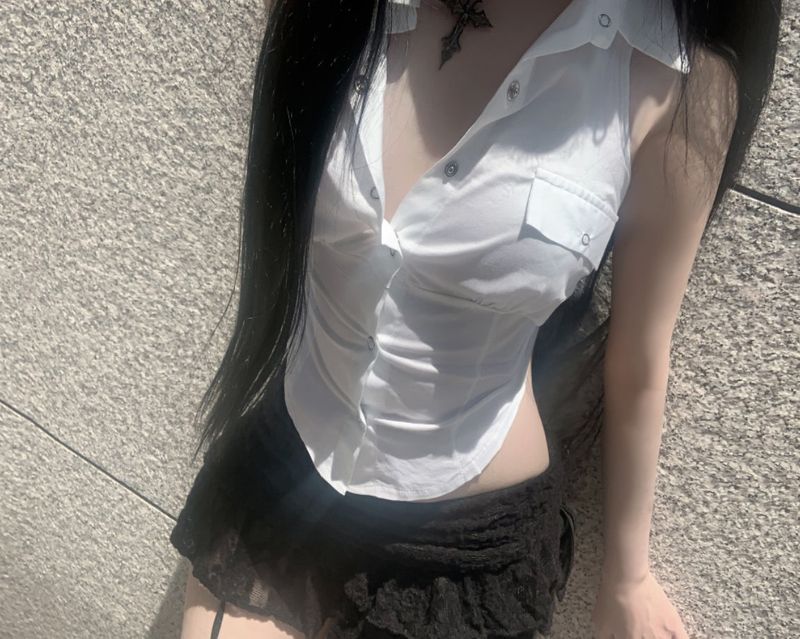 Eriso button halter top (white)