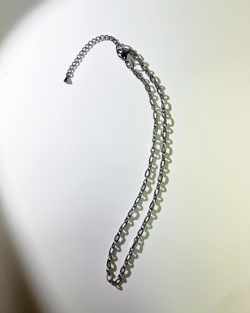 Simple thin two shape chain