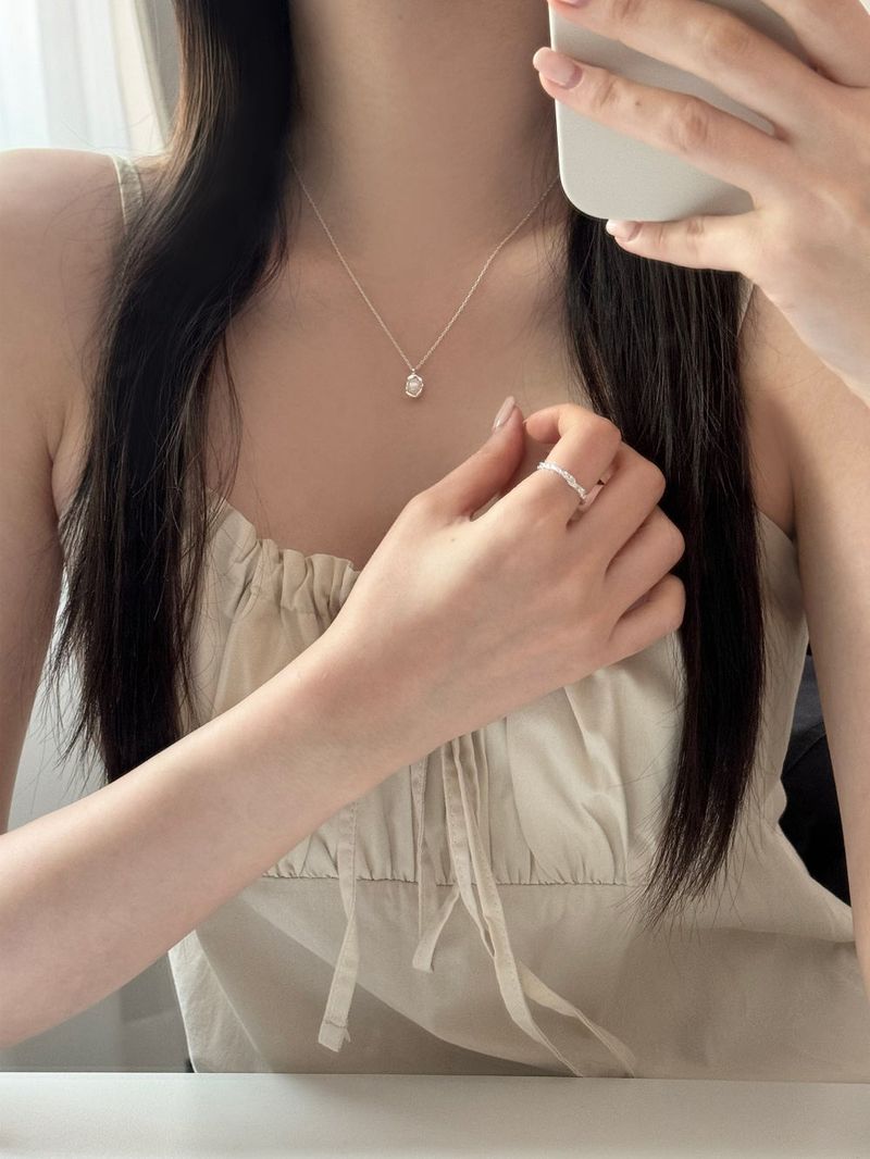 Innocent pearl shell necklace