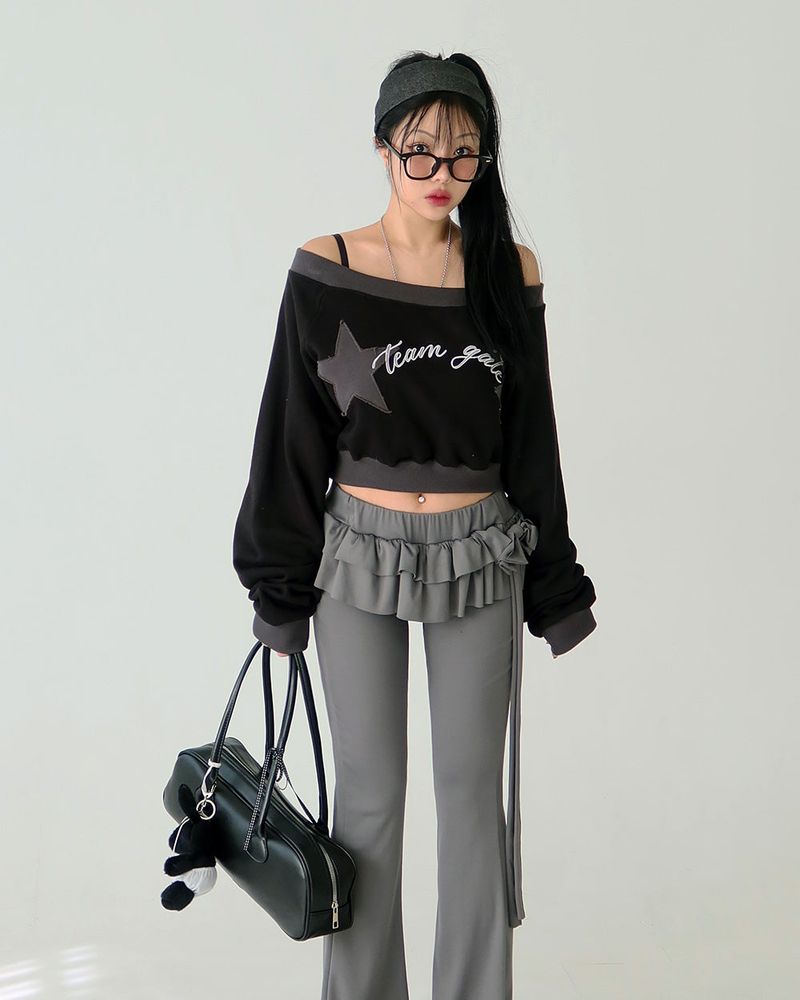 Star patch off-shoulder cropped sweatshirt