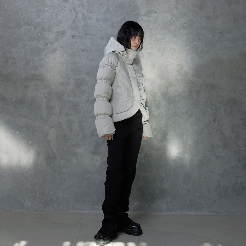 BANDED SLEEVE CURVE PUFFER