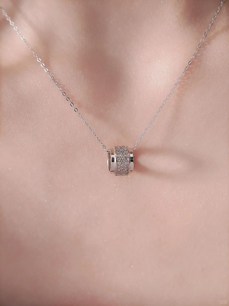 Simple yet exquisite wheel necklace