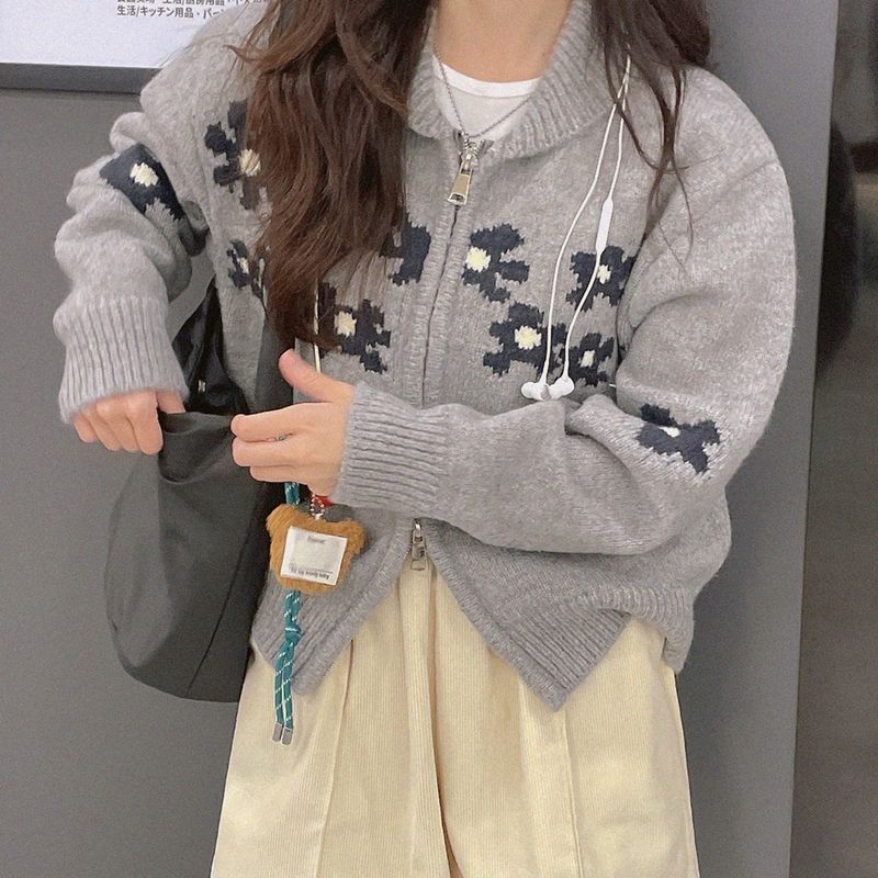 natural mind（ナチュラル マインド）の「Greek Flower Knit Cardigan（Tops）」