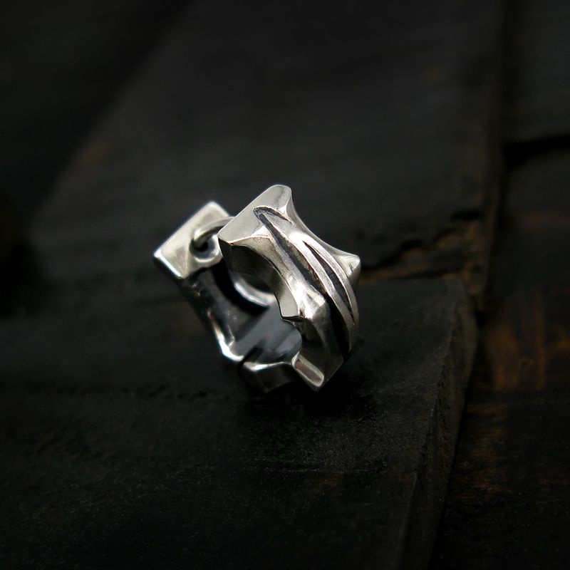 Sagitta-R1 silver hoop earring