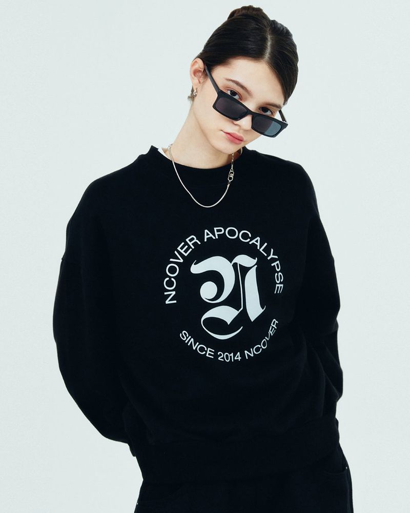 ROMAN TYPO LOGO SWEATSHIRT-BLACK