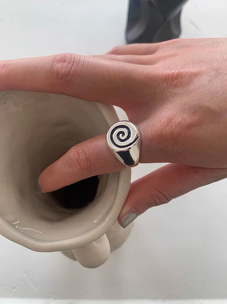 Flat spiral bold ring