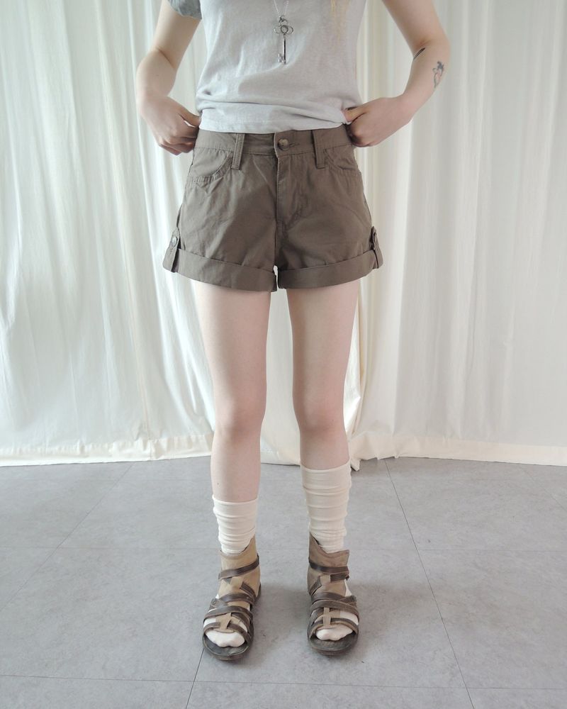 TAUPE ROLL-UP SHORT PANTS