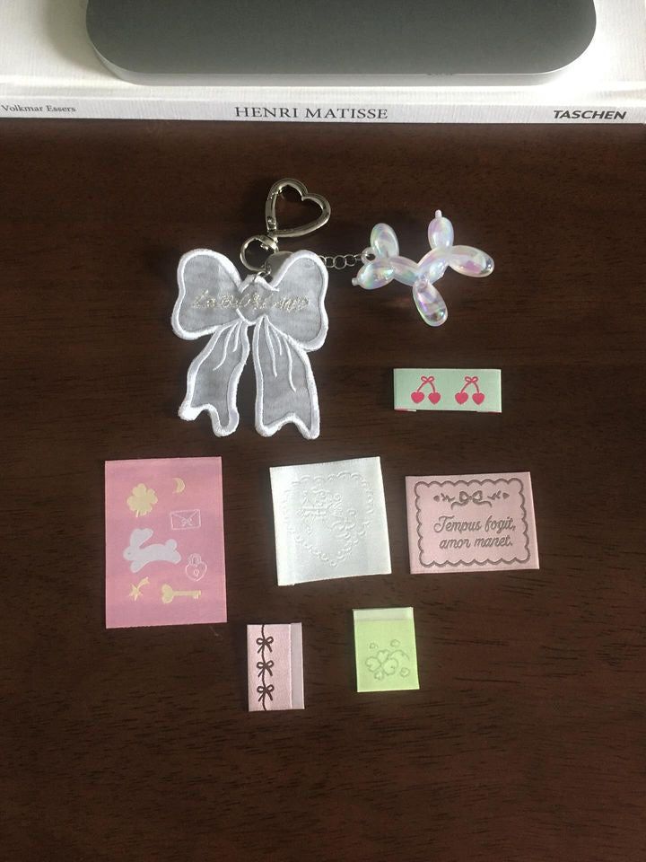 RIBBON BUBBLY KEYRING (WHITE)