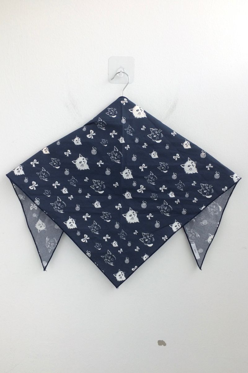 Cat-drawing scarf