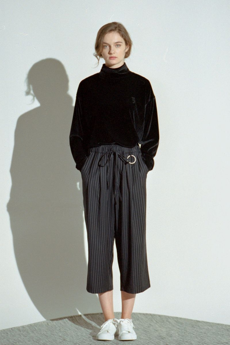 DROP-SHOULDER VELVET TURTLE-NECK TEE (Black)