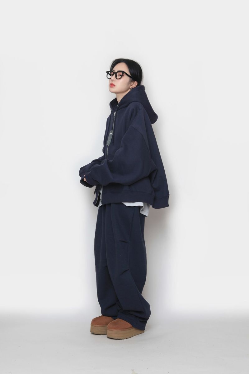 Napping hand warmer hooded zip-up