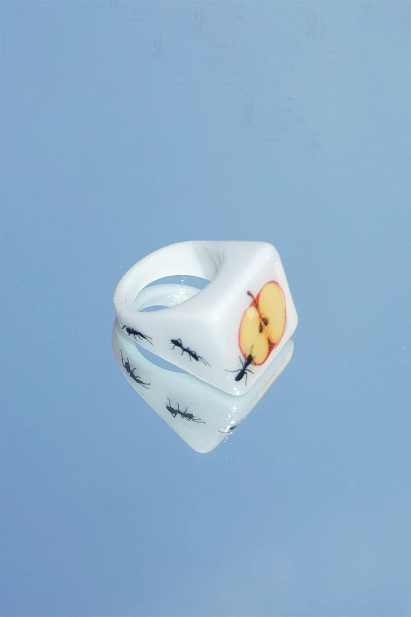 HUGGINGOATの「APPLE HUNT RING (White)(Accessories)」