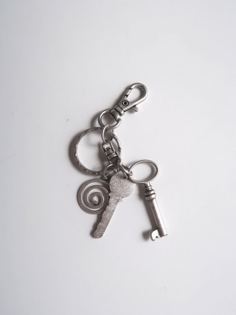 VINTAGE KEY KEYRING