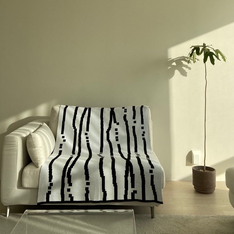 Étang knit blanket | White & Black