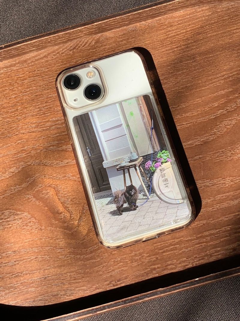yeowhi（ヨウィ）の「[Magsafe] 幸せな犬のヨーロッパ旅行 カードポケットケース（スマホグッズ/小物）」