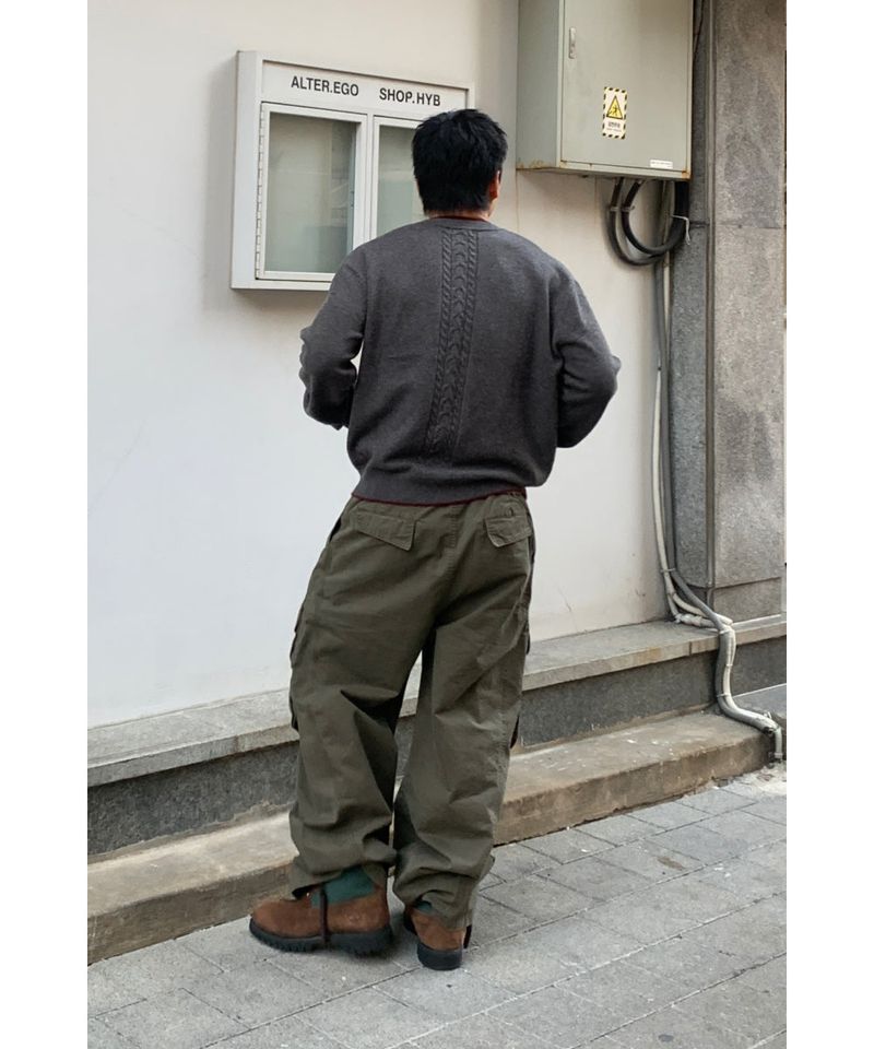 Curved diagonal cargo banding pants