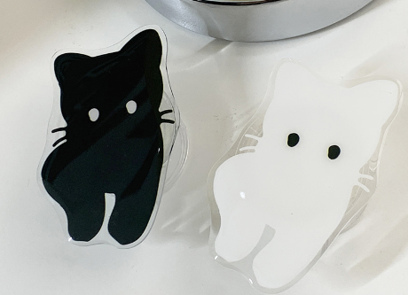 withsome(ウィズサム)の「Black White Cat Smart Tok(Smartphone Accessories)」