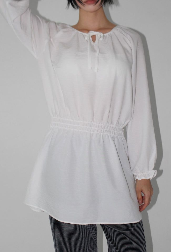 AAKE(アケ)の「WAIST SHIRRING LONG BLOUSE(Tops)」