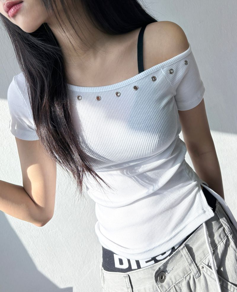 CCORTTI(コルッティ)の「Hotcross Rivet Off-Shoulder Ribbed Crop T-Shirt 5color(Tops)」