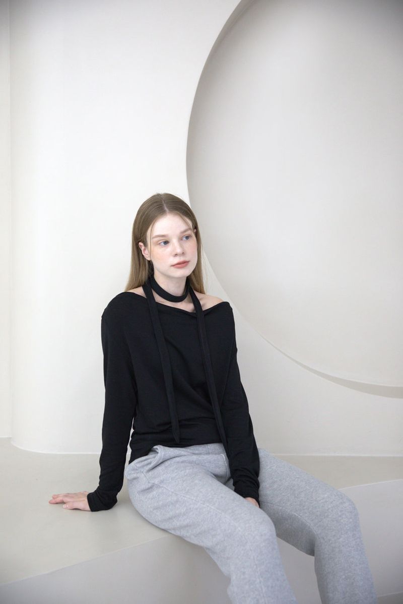 cattline(カトリーヌ)の「Drape Shirring Muffler T-shirt Black(Tops)」