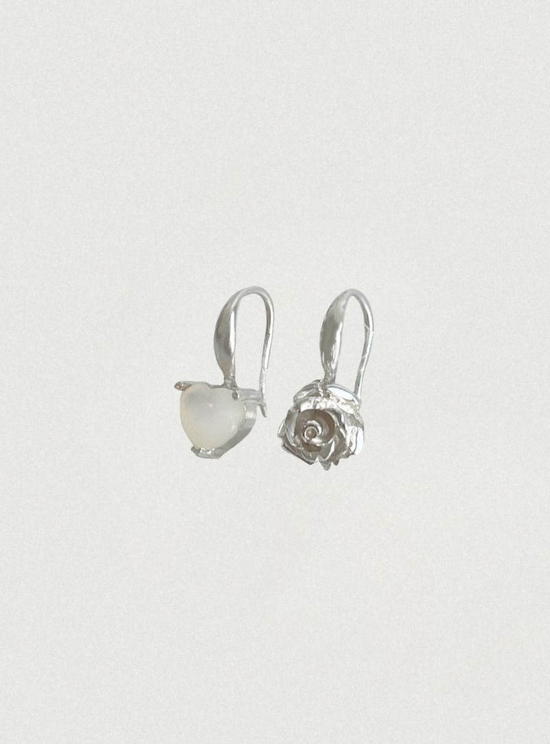 PAIR OF LOVE（ペアオブラブ）の「[MADE]ハートフラワーピアス (アンバランス 2ps)（アクセサリー）」