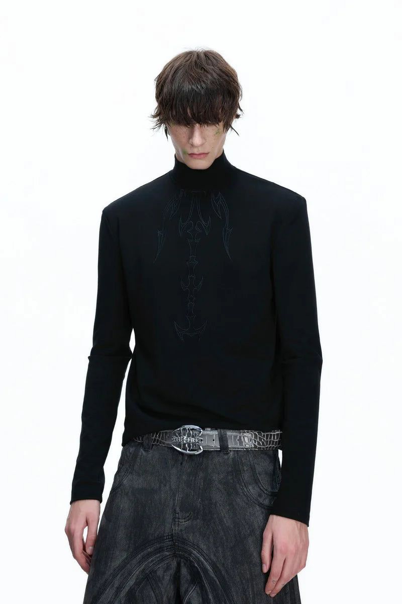 Argue Cultureの「Embroidered Spine Mock Neck Tee(Tops)」