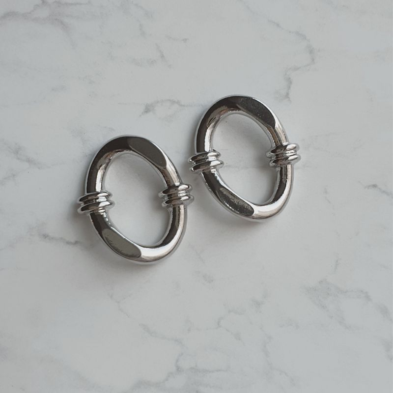 [Aespa Winter, Karina Piercing] Knotted Oval Ring Piercing - Silver Color