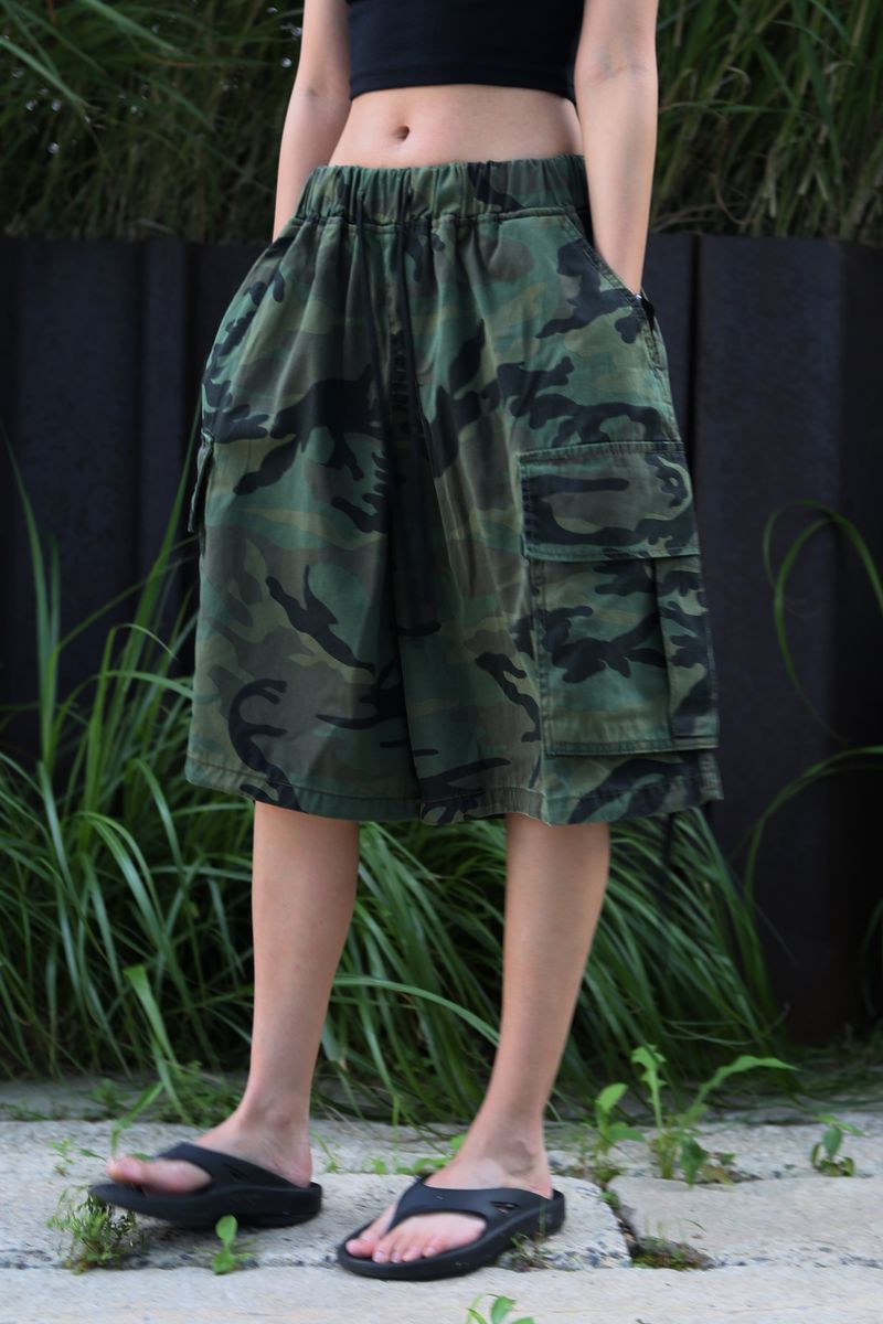CAMO WIDE BERMUDA CARGO PANTS