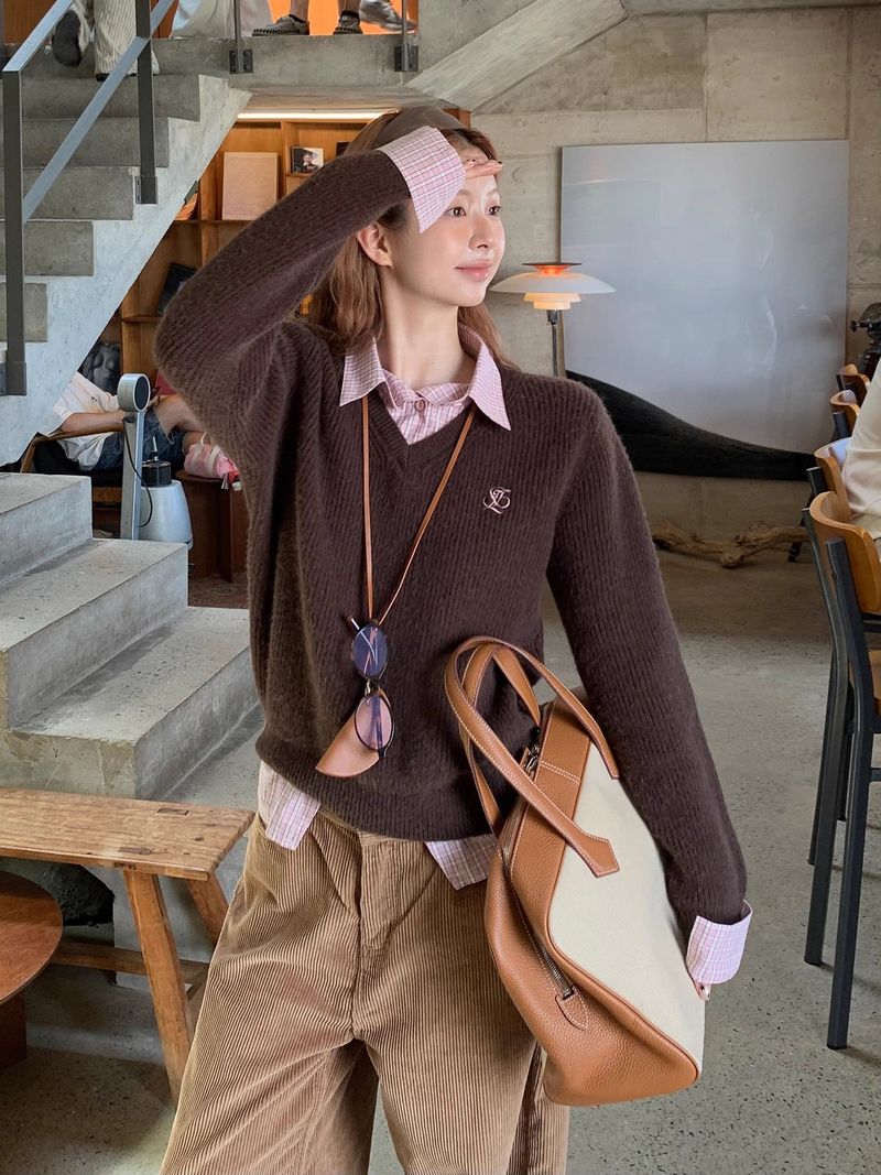 Pink checkered two-piece V-neck brown knitwear