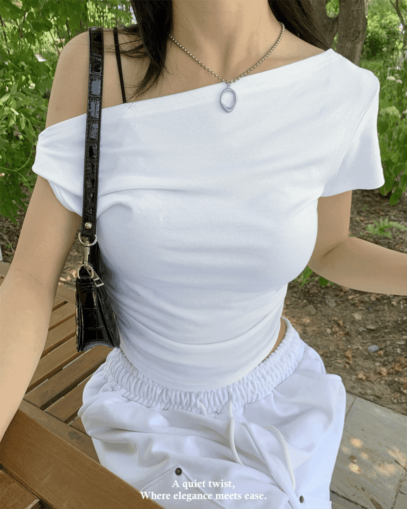 GUSTA（グスタ）の「 Twist Off-Shoulder Short Sleeve T-Shirt (3 Colors)（Tops）」