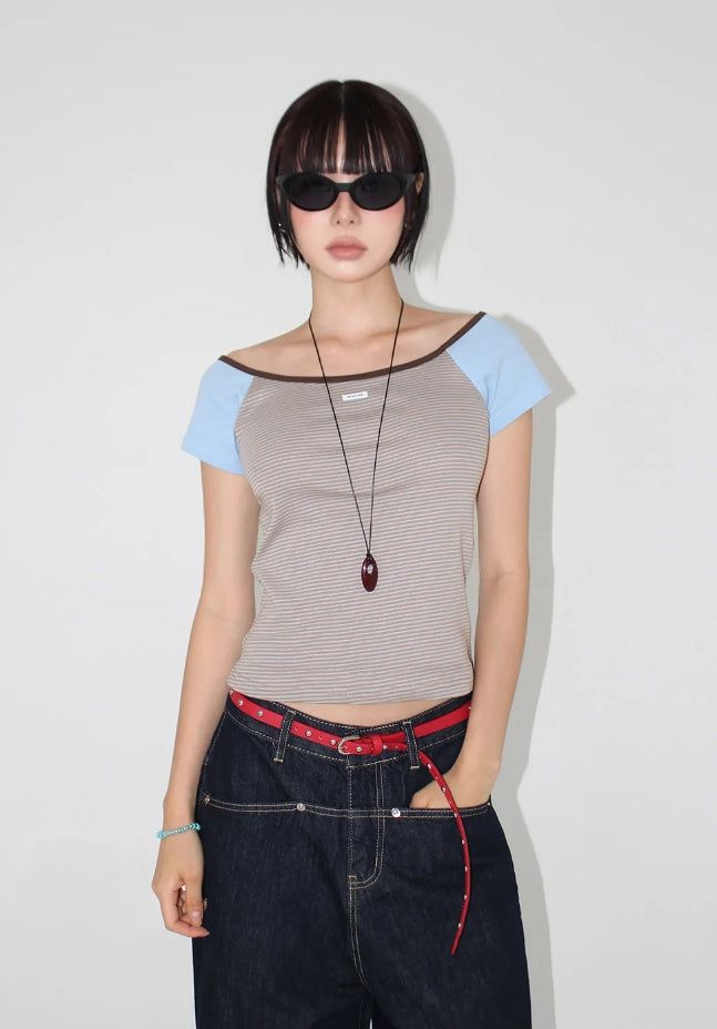 AAKE(アケ)の「RAGLAN OFF-SHOULDER TEE(Tops)」