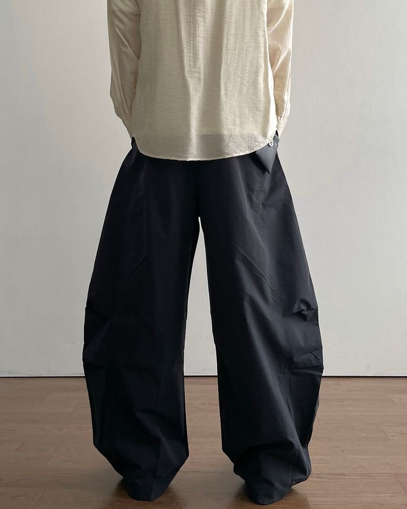 Light Pintuck Curved Pants
