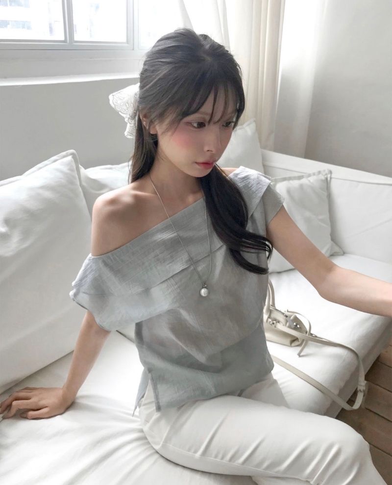 cloudemotion（クラウドエモーション）の「toner off frill wrap chiffon bl（Tops）」