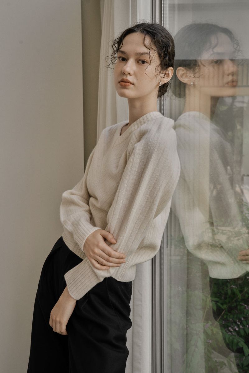 RIBBED V-KNIT TOP_IVORY