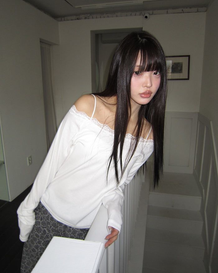Enu Lace Lip-Neck Long Sleeve T-Shirt